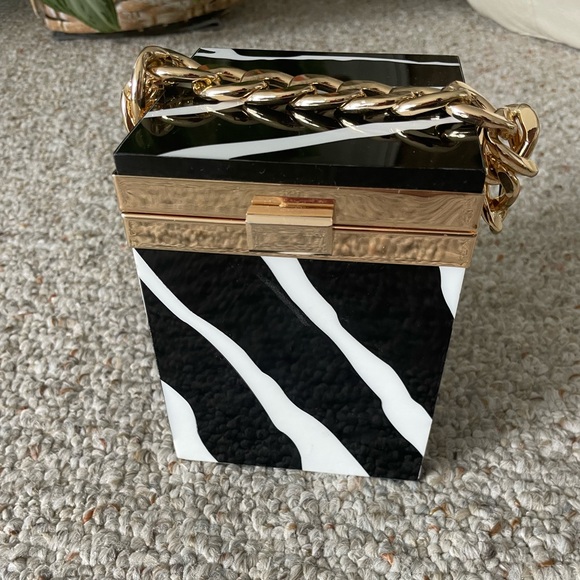 Zebra top handle bag. - Picture 2 of 10